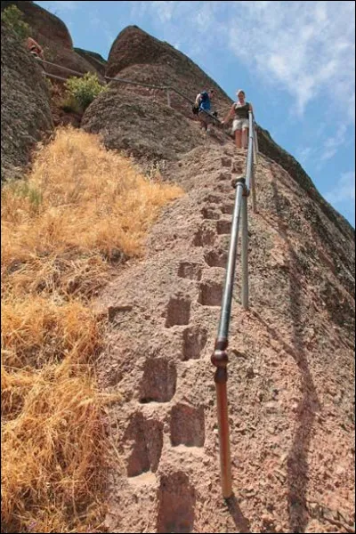 Cet escalier à pas japonais, taillé à même la roche, est situé dans le parc national des Pinnacles. Dans quel pays ?