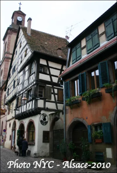 Que est ce village en R, une cité médiévale pittoresque du Haut-Rhin, célèbre pour son vin blanc ?