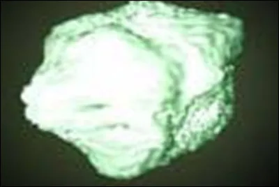 Quel est cet élément chimique en R, blanc à l'état naturel qui devient noir au contact de l'air libre, une découverte des époux Curie ?