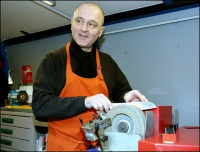 Qui est cet artisan en R qui aiguise à la meule les lames des instruments tranchants ?