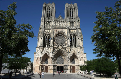 Quelle est cette ville en R, surnommée "la cité des sacres" car de 816 à 1825, la majorité des rois de France furent sacrés au sein de la cathédrale Notre-Dame ?