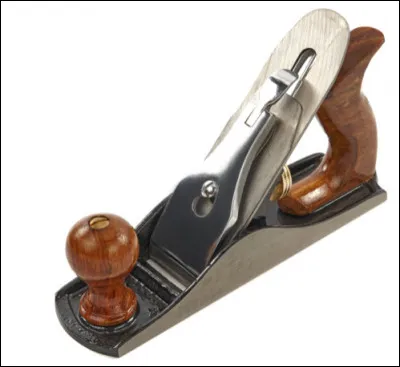 Quel est cette outil en R composé d'un corps et d'une lame, conçu pour le travail du bois ?