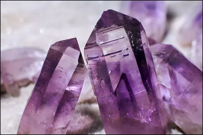 L'améthyste est une variété de quartz violet classée dans les...