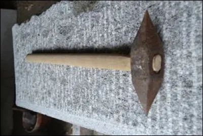 Qui utilise la smille, sorte de marteau à deux pointes ?