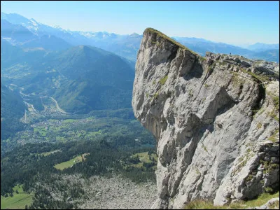 Où le sommet appelé "Le Marteau" culmine-t-il à 2 289 mètres ?