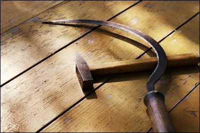 De quoi la faucille et le marteau sont-ils les symboles ?