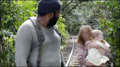 Qui est le personnage dont le visage est flouté sur l'image ?