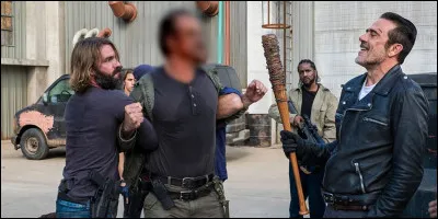 Qui est le personnage dont le visage est flouté sur l'image ?