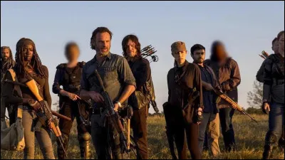 Qui sont les deux personnages dont le visage est flouté sur l'image ?