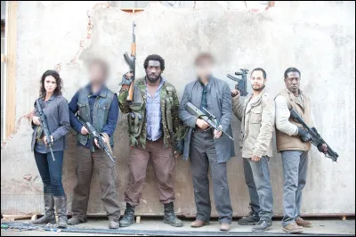 Qui sont les deux personnages dont le visage est flouté sur l'image ?