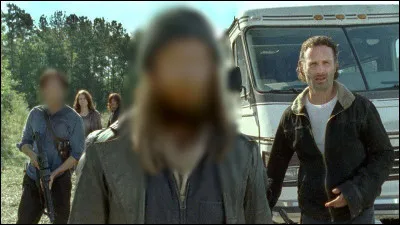 Qui sont les deux personnages dont le visage est flouté sur l'image ?