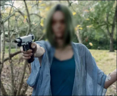 Qui est le personnage dont le visage est flouté sur l'image ?