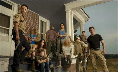 Qui sont les deux personnages dont le visage est flouté sur l'image ?