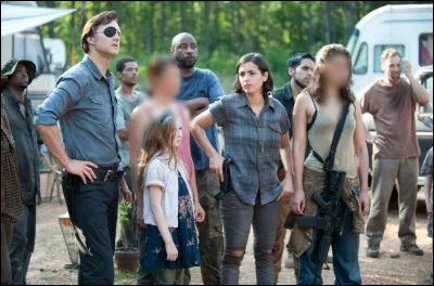 Qui sont les deux personnages dont le visage est flouté sur l'image ?