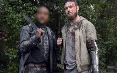 Qui est le personnage dont le visage est flouté sur l'image ?