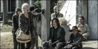 Qui est le personnage dont le visage est flouté sur l'image ?