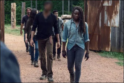 Qui est le personnage dont le visage est flouté sur l'image ?