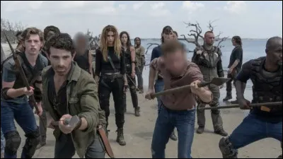 Qui sont les deux personnages dont le visage est flouté sur l'image ?