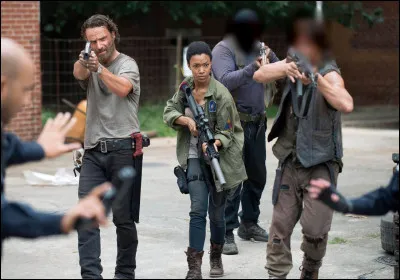 Qui sont les deux personnages dont le visage est flouté sur l'image ?