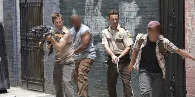 Qui sont les deux personnages dont le visage est flouté sur l'image ?