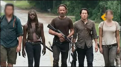 Qui sont les deux personnages dont le visage est flouté sur l'image ?