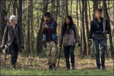 Qui sont les deux personnages dont le visage est flouté sur l'image ?