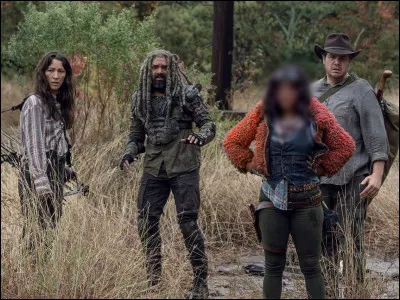 Qui est le personnage dont le visage est flouté sur l'image ?