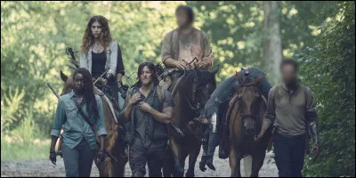 Qui sont les deux personnages dont le visage est flouté sur l'image ?