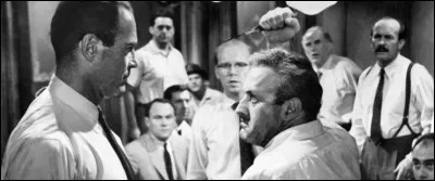 Dans ..., des jur&eacute;s doivent d&eacute;terminer si un accus&eacute; doit &ecirc;tre condamn&eacute; &agrave; la peine de mort ou acquitt&eacute;.