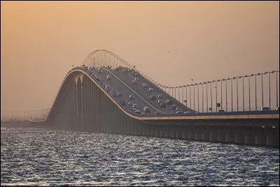 Bahreïn - Il s'agit d'un archipel qui se trouve au Moyen-Orient et est constitué de 33 îles. Quel est le nom de la chaussée qui relie l'Arabie saoudite au Bahreïn ?