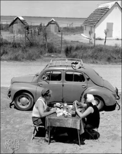 Pour quelle raison ce couple fait-il une pose près de l'océan ?