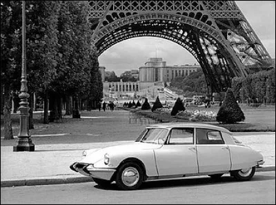 Quel est ce véhicule photographié au pied de la tour Eiffel ?