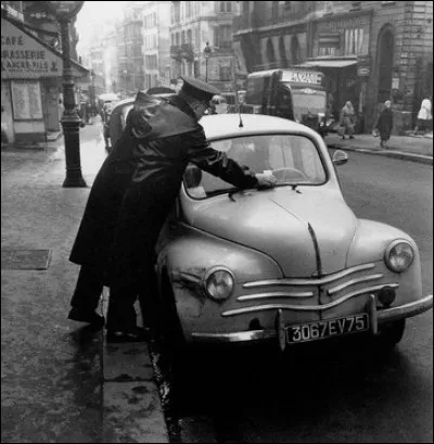 Quelle mésaventure aura le conducteur de cette Renault 4 CV ?