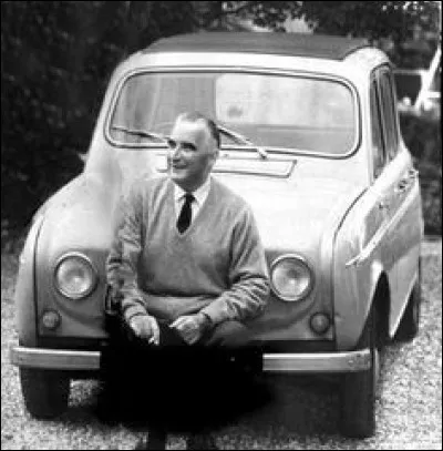 Quel est ce premier ministre qui pose devant la 4L de son épouse ?