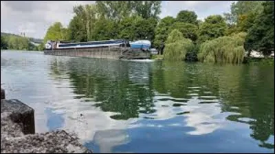 Je dois mon nom à la rivière qui coule sur mon territoire. Ce cours d'eau traverse cinq départements et mesure 355, 9 km. Dans quel département prend-elle sa source ?