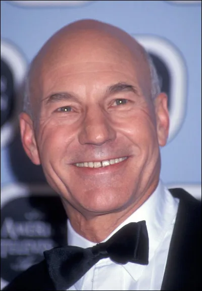 J'oubliais... qui est l'acteur qui joue le capitaine Picard ?