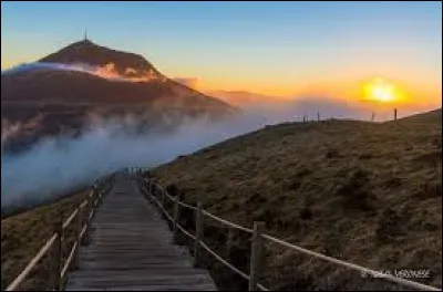Complétez le nom de ce département français : "...-de-Dôme" :