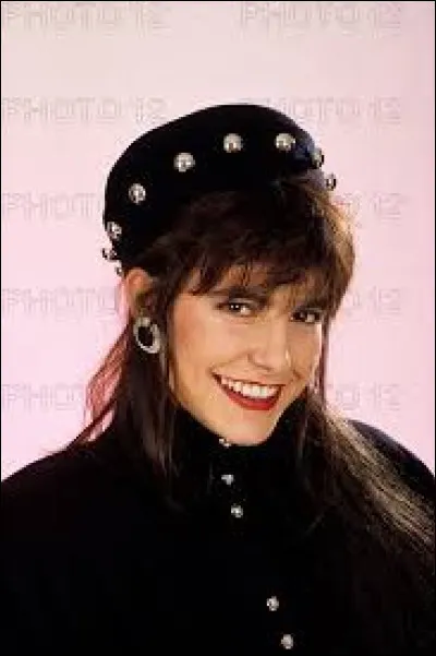 Quel est le nom de scène de la chanteuse Vanda Maria Ribeiro Furtado Tavares de Vasconcelos ?