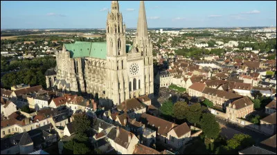 Quel est le style architectural de la cathédrale de Chartres ?