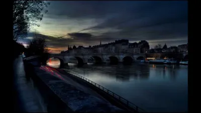 Dans la célèbre chanson de Jacques Dutronc, à quelle heure Paris s'éveille-t-elle  ?