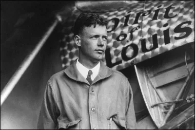 Combien de temps Lindbergh a-t-il mis pour effectuer sa première traversée de l'Atlantique sans escale en 1927  ?