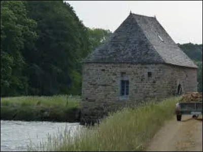 Je vous propose de partir en Bretagne à la découverte du moulin à marée de Traou Meur, à Pleudaniel. Village de l'aire d'attraction Paimpolaise, sur les bords du Trieux, il se situe dans le département ...