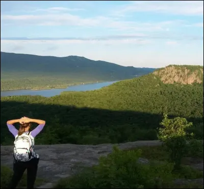 Tu t'&eacute;gratignes beaucoup le coude avec tes ami(e)s. Que fais-tu ?