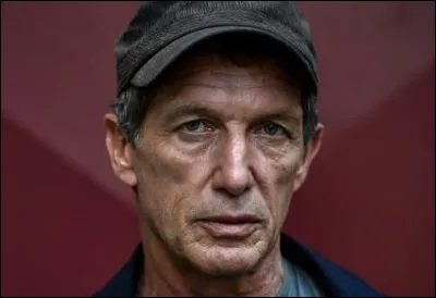 Qui est ce chanteur qui interprète le rôle de ''l'abbé Lorho'' dans le film ''Fleur de tonnerre'', adaptation du roman susnommé ?