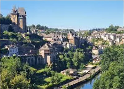 Quelle est cette petite ville de 2 800 habitants, surnommée la "perle du Limousin", située dans un site pittoresque dominant la Vézère ?