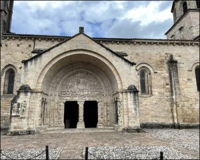 Quel est ce bourg, bordé par la Dordogne, connu pour son abbatiale Saint-Pierre et son tympan roman ?