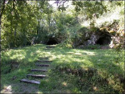 Quel est ce village situé dans le sud du département, connu comme centre de la préhistoire depuis la découverte, en 1908, de la sépulture d'un homme de Néandertal ?