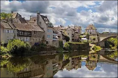 Quelle est cette petite ville de 2 800 habitants, située dans le sud du département, sur les rives de la Dordogne ?