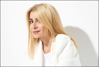 De quelle chanson de Julie Zenatti sont tirées ces paroles : "Et puis l'impertinence / De l'enfant qui ne sait pas / Et que vive la violence / Que je garde tout au fond de moi" ?