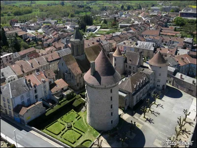 Quelle est cette petite ville de 2 400 habitants, située à 450 m d'altitude sur le rebord du plateau de Millevaches, dans le sud-ouest du département ?